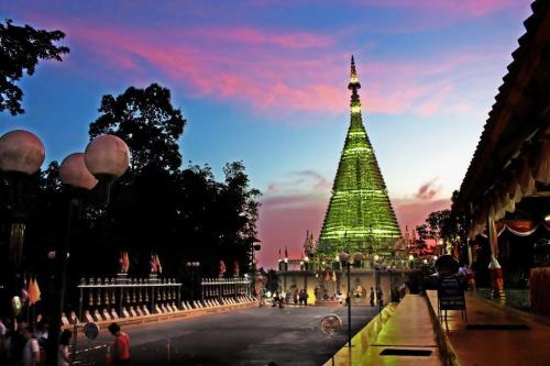 พระมหาธาตุเจดีย์ไตรภพ ไตรมงคล (เจดีย์แสตนเลต) เขาคอหงส์ อำเภอหาดใหญ่
