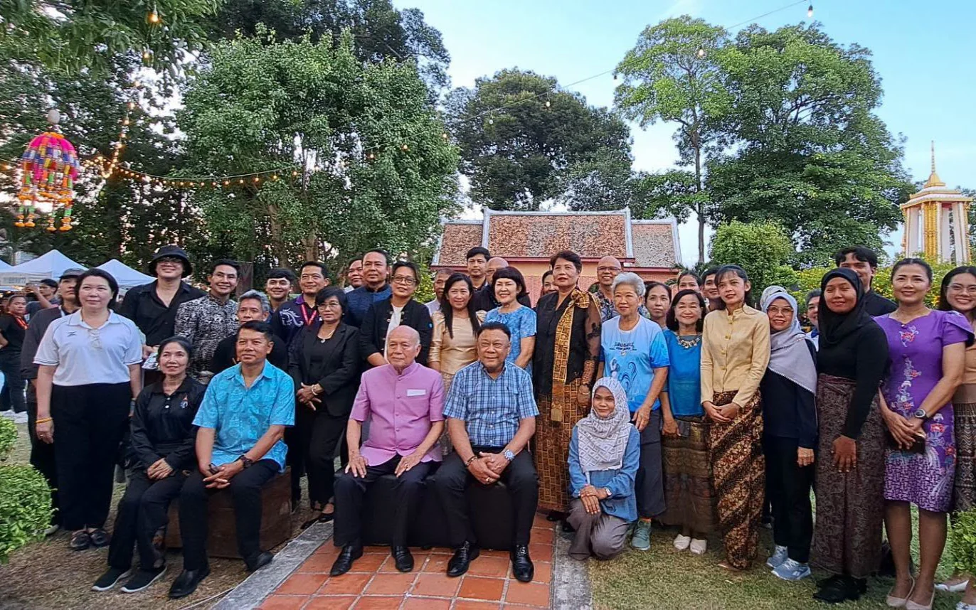 เข้าร่วมเป็นเกียรติชมแฟชั่นโชว์ ภายใต้กิจกรรมจัดแสดงนิทรรศการ CULTURAL EVENT “หรอยไหร : 100 Light (หรอยกลางเมือง)”
