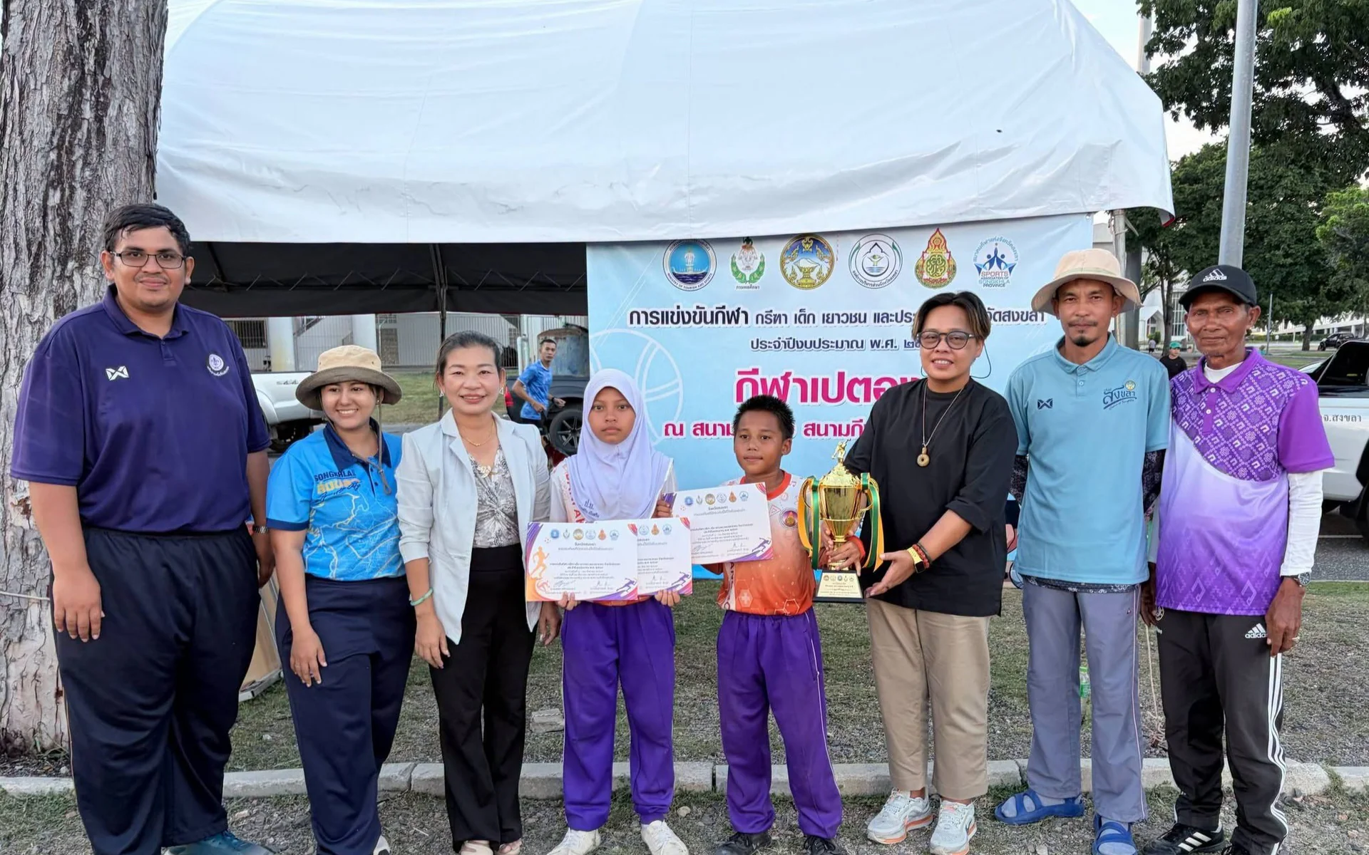 มอบรางวัลให้แก่นักกีฬาเปตอง รุ่นอายุ 12 ปี ประเภทชายเดี่ยว หญิงเดี่ยว ชายคู่ หญิงคู่ ทีมชาย ทีมหญิง และคู่ผสม ในการแข่งขันกีฬากรีฑา เด็ก เยาวชน และประชาชน 